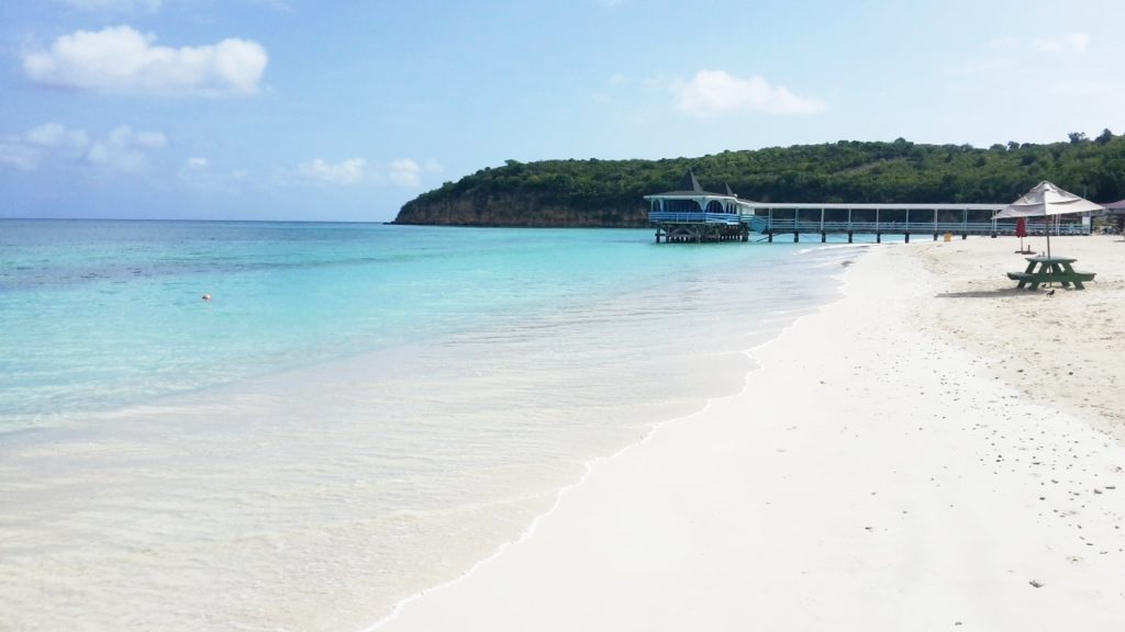 La bellissima e rinomata spiaggia di Dickenson Bay Antigua